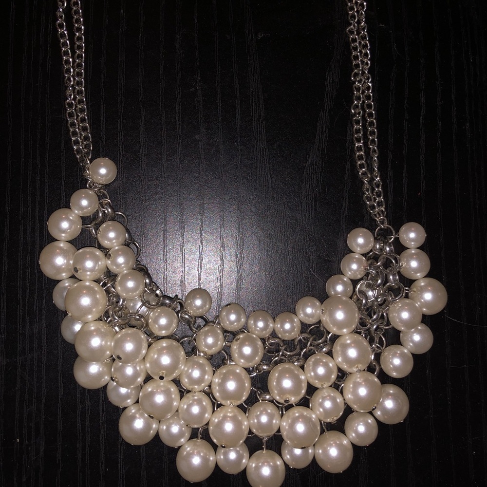 Chunky pearl necklace